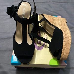 SUPER CUTE wedge heels… size 9